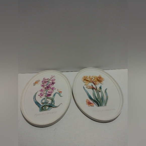 Other - ceramic raised relief oval floral Wall hangings. Pre Owned.